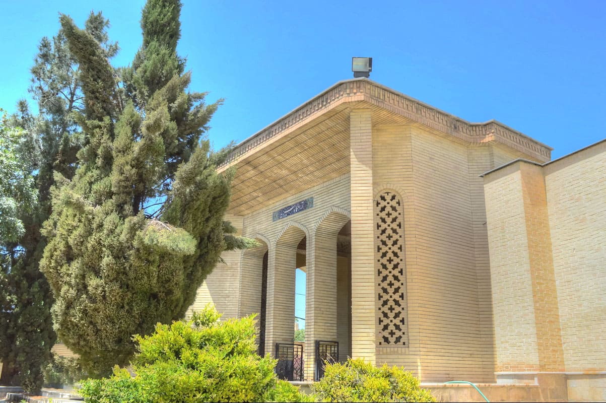 چه آرامگاه های تاریخی در شیراز قرار دارد؟