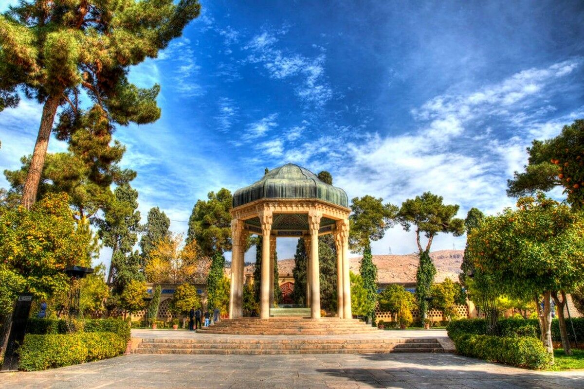چه آرامگاه های تاریخی در شیراز قرار دارد؟